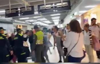 La intervención de la policía solo aumentó la confrontación en el Ernesto Cortissoz. FOTO: Captura de video