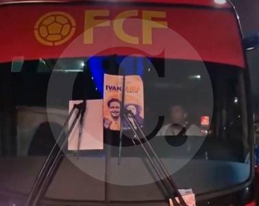 Seguidores de Iván Cepeda vandalizaron el bus de la Selección Colombia tras el partido de despedida en Bogotá