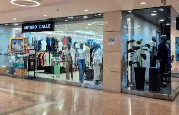 La empresa Arturo Calle advirtió sobre un fraude masivo y sofisticado que utilizó inteligencia artificial (deepfakes) para suplantar la imagen y voz de su fundador. FOTO cortesía Arturo Calle