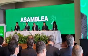 Jaime Gilinski (en el centro), presidente y principal accionista de Nutresa, encabezó la asamblea de accionistas. FOTO Ferney Arias