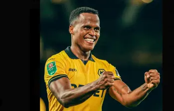 El colombiano Jhon Arias celebra la victoria de su equipo en la Copa de Inglaterra, una remontada ante el West Ham. FOTO TOMADA X @Wolves