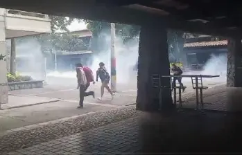 Gases lacrimógenos cayendo al interior de la Universidad de Antioquia. FOTO: Cortesía Denuncias Antioquia