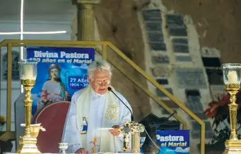 La última misión oficial del padre Pacho son las eucaristías en el santuario de El Marial, un templo construido debajo de una roca gigante. FOTO CAMILO SUÁREZ