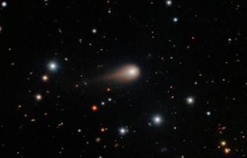 El cometa interestelar 3I/ATLAS, observado desde el telescopio Gemini Sur en Chile, muestra una cola extensa y una coma brillante al acercarse al Sol. FOTO cortesía 
