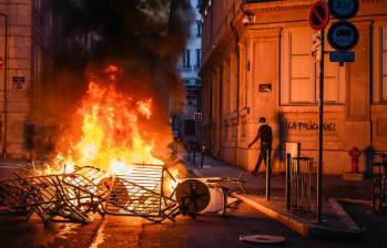 Los incendios han sido protagonistas en las calles por los disturbios. FOTO: AFP