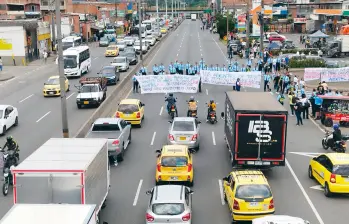 Los agentes de la Secretaría de Movilidad de Medellín realizaron una manifestación en la autopista Norte en contra de los cambios de horario que les pretenden implementar. FOTO: Cortesía