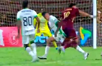 Imagen del momento en que Haydar tiene el contacto con Tatay y en la que se ve que el jugador del Tolima se lanza hacia la pierna del defensor. FOTO IMAGEN TOMADA DE LA TRANSMISIÓN DE WIN SPORTS