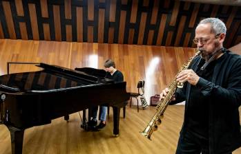 Antonio Arnedo (primer plano) ensaya con Sam Farley el repertorio del concierto que tendrá lugar en el auditorio Fundadores de Eafit. Ambos son exponentes del jazz en Colombia . FOTO jaime pérez.