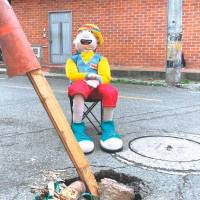 Vecinos de Itagüí improvisan para evitar accidentes en tremendo hueco