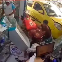 EN VIDEO: Un taxi se desengranó y atropelló a cinco personas