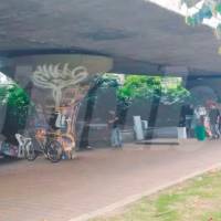 Repartidor fue a cargar su celular al puente de la 4 sur y casi lo matan