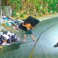 EN VIDEO: por basuras hay una ratonera muy brava en Altavista