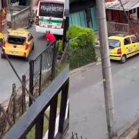 EN VIDEO: Taxista chocó varios carros y huyó como si nada en San Antonio de Prado
