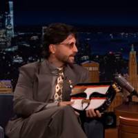 Maluma puso a Jimmy Fallon a tomar guaro antioqueño y a modelar el carriel paisa