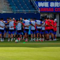 La Selección y una de las muestras de unión que ha tenido durante los entrenamientos previos al partido frente a Suiza. FOTO JUAN ANTONIO SÁNCHEZ