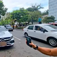 Video | Escupió y golpeó a un agente que no le aceptó plata para que no lo multara