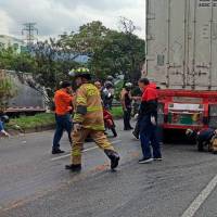 Murió mujer en accidente en la autopista; su hijo manejaba la moto