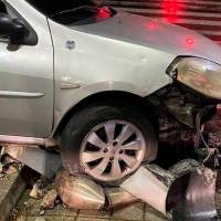 Un conductor abandonó su carro tras chocar contra un poste en Robledo