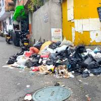 Qué cochinada: la basura se está comiendo esta esquina en Santa Cruz