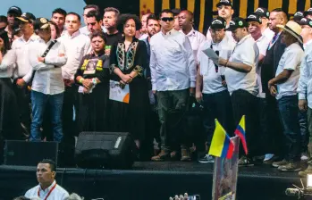 Durante la concentración realizada el pasado sábado en la plazoleta del Centro Administrativo La Alpujarra, el presidente Gustavo Petro compartió tarima con los principales voceros de las estructuras armadas del Aburrá, que llegaron en buses desde la Cárcel de Itagüí. FOTO El Colombiano