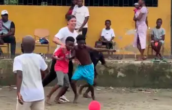 Imágenes tomadas del video compartido en las redes sociales de Matheus jugando con los niños del Chocó. FOTO PANTALLAZO DE X