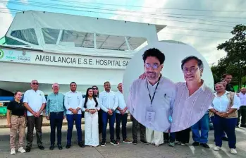 Desde hace tres años se le conoce a Laza como “el zar de la contratación directa”, es el segundo de izquierda a derecha. Fotos: cortesía y MinSalud