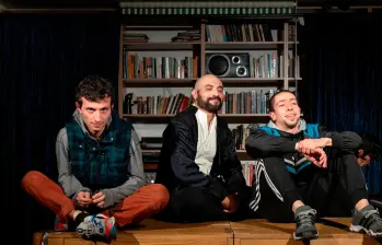 La obra Frágil tiene una duración de setenta minutos y cuenta con tres actores en escena. Foto: Cortesía Lina Castaño.