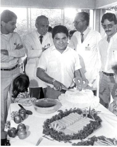 El paciente Antonio Yepes, ya recuperado junto a algunos de los médicos y especialistas que lo trataron. FOTO: Cortesía