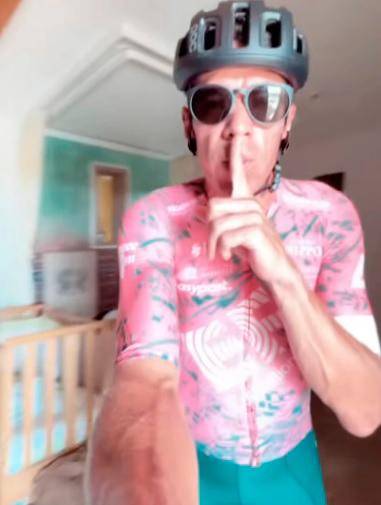 Rigo se las arregla para entrenar sin despertar a su familia, ¿cómo lo hace?