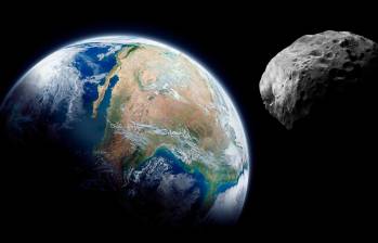 Después de su corto paso cerca de la Tierra, el asteroide 2001 FO32 continuará su viaje solitario y se prevé que no volverá a acercarse tanto hasta el año 2052. FOTOILUSTRACIÓN sHUTTERSTOCK