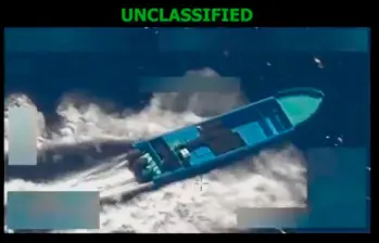 Esta fue una de las presuntas lanchas del narcotráfico destruidas el mes pasado por la Fuerza Naval de Estados Unidos, en altamar. FOTO: Captura de video