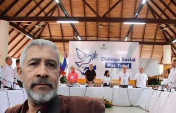 Delegados del entonces gobierno Petro reunidos con antiguos jefes paramilitares. La Red de Veedurías denunció ante la Fiscalía Victor Currea, exasesor de la Presidencia de Petro. Foto: MinInterior