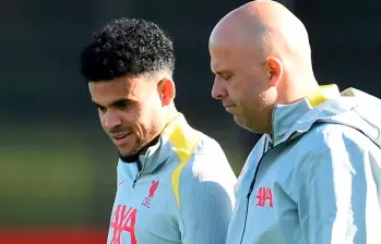 Luis Díaz y el entrenador del Liverpool Arne Slot. El colombiano podría salir del Liverpool. FOTO AFP