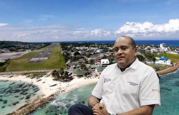 Everth Hawkins, gobernador de San Andrés entre 2020 y 2023, fue acusado formalmente por la Fiscalía por presuntas irregularidades en un contrato de $11.125 millones para el mejoramiento urbanístico del islote Haynes Cay. Fotos: Juan Antonio Sánchez y Gobernación de San Andrés