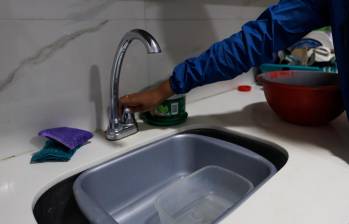 Los habitantes del barrio Villas de la Paz buscan cocas, baldes o cualquier recipiente que les sirva para guardar agua. Foto: Camilo Suárez
