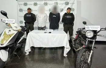 Dos de los hombres que pertenecían a esta banda, de 27 y 28 años de edad, fueron atrapados por las autoridades cuando recibían el pago de una millonaria extorsión que le habrían exigido a un comerciante en el Parque Lleras. FOTO: Cortesía Policía Metropolitana de Valle de Aburrá