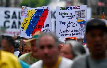 Manifestantes en Venezuela reclaman mejoras salariales mientras el país enfrenta una inflación de 475% y una fuerte pérdida del poder adquisitivo. FOTO AFP. 