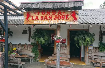 La fonda vende comidas preparadas y licor, convirtiéndose en sitio preferido para turistas; además, funge como minimercado para los habitantes del sector. FOTO: MANUEL SALDARRIAGA