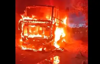 Así quedó el bus atacado por los terroristas en una carretera de Caquetá. FOTO: Captura de video