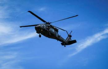 Este helicóptero sobrevuela la zona rural limítrofe de tres municipios para buscar la aeronave siniestrada. FOTO: CORTESÍA FAC