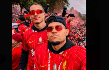 El colombiano Luis Díaz junto al uruguayo Darwin Núñez durante el desfile de celebración por el título número 20 de la Liga Premier. FOTO TOMADA X @LFC
