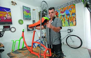 Jairo les cumple el sueño a los que quieren pedalear en bicicleta en Medellín