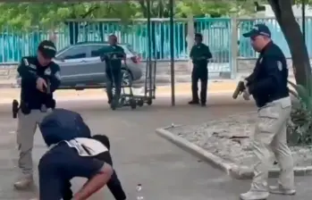 Este fue el momento de la captura de Gonzalo de Jesús Ramos Santos en una calle de Barranquilla. FOTO: Captura de video