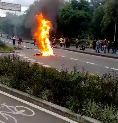 Así quedó la motocicleta de la Secretaría de Movilidad que fue impactada por una papa bomba. El agente de tránsito herido es atendido en el Hospital Pablo Tobón Uribe. FOTO: Denuncias Antioquia.