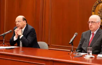 Contrario a lo planteado por el Gobierno, las tasas altas han presionado las utilidades del sistema financiero. En la foto, Germán Ávila, ministro de Hacienda y Leonardo Villar, gerente del Banco de la República. FOTO: CORTESÍA BANCO DE LA REPÚBLICA