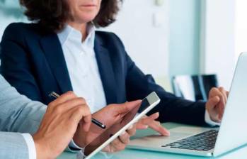 Empleado consulta en su celular la fecha límite para recibir el pago de la prima, establecido por el Ministerio de Trabajo. FOTO: iStock