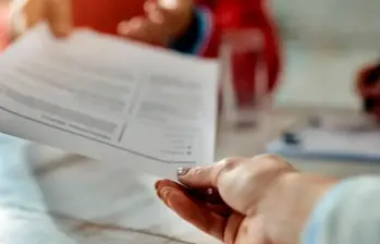 Persona entregando su hoja de vida para aplicar a una de las vacantes disponibles en Medellín. FOTO: iStock