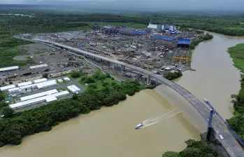 El viaducto de 4,2 kilómetros, que tendrá tres carriles, cruza el río León y llega hasta el muelle en altamar en el golfo. FOTO Manuel Saldarriaga