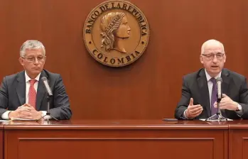 El ministro encargado de Hacienda, Carlos Betancourt; y el gerente del Banco de la República, Leonardo Villar, en la reunión de tasas de octubre. FOTO: Cortesía BanRep.