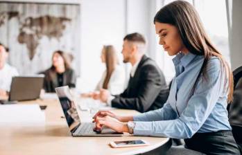 Sectores como ventas, logística y servicio al cliente lideran las contrataciones de talento joven. FOTO: Freepik